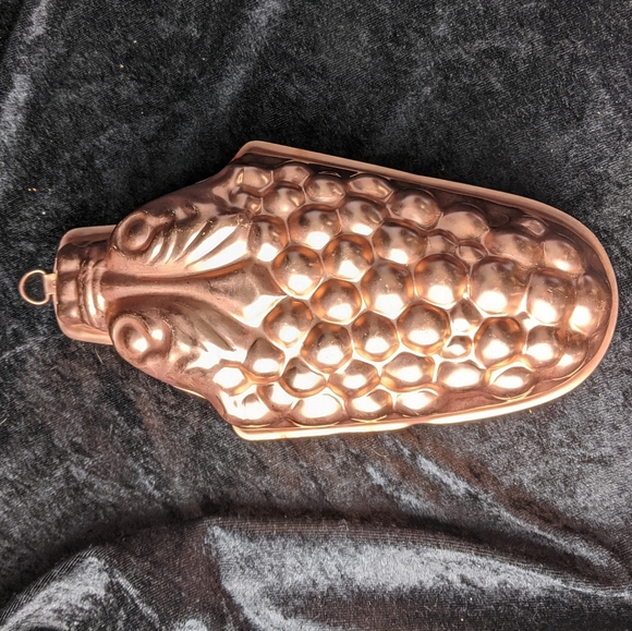 None Other - Vintage 4 cup grape shaped copper color metal jello mold wall hanging